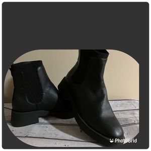 Reaction Kenneth Cole, Sienna Chelsea, pull-on ankle boots. Size 7 1/2. NWOT
